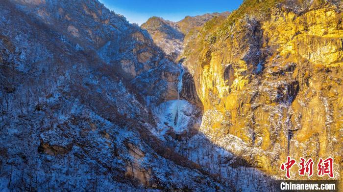 图为阳光照射在秦岭山间。　太平国家森林公园供图